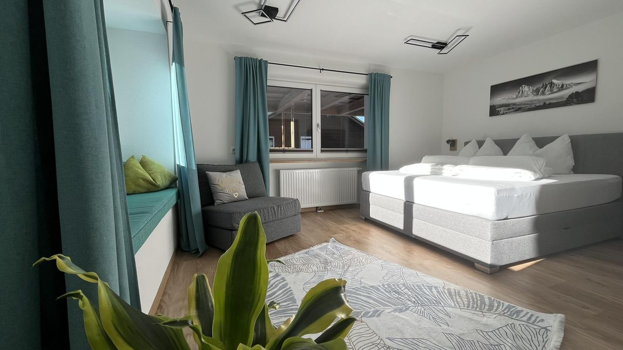 Zimmer mit Doppelboxspringbett und Schlafsessel Zimmer mit Doppelboxspringbett und Schlafsessel